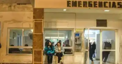 Misterio en el hospital San Bernardo: murió un hombre en la puerta de la guardia y la Justicia investiga