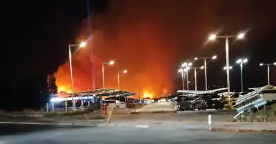 El fuego acecha al Aeropuerto de Salta: nuevo incendio en avenida Banchik