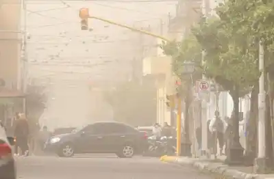 ¿Invierno? San Miguel de Tucumán hirvió a 38,6°C por el zonda y el SMN lanzó alerta amarilla
