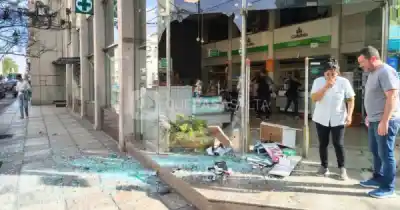 El viento hizo volar los vidrios de una farmacia en pleno centro salteño