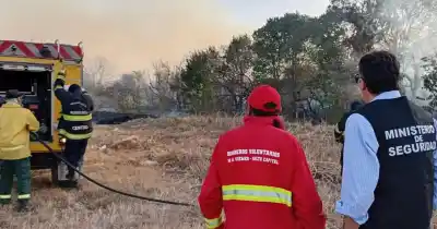 Viento Zonda y fuego arrasan Salta: una casa perdida y 30 personas asistidas