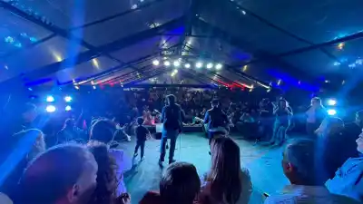 Con música y folclore: así arrancó la vigilia de la Marcha de las Cuerdas y Fuelles en Santiago