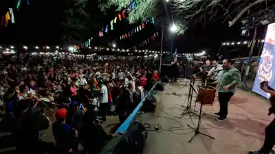 Cientos de turistas llegaron al Patio del Indio Froilán para la vigilia de la Marcha de los Bombos