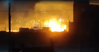 El viento Zonda aviva las llamas: un incendio descontrolado amenaza viviendas en la zona sur de Salta