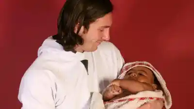 La foto de Messi con un bebé que hoy es su rival en la final del Mundial 2026: la historia solidaria que pocos conocen