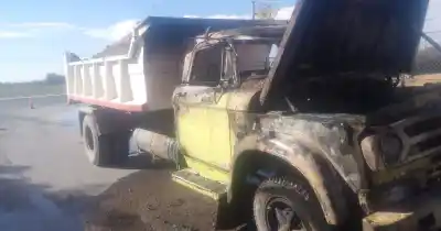 Se desató un infierno sobre ruedas en Rawson: camión quedó reducido a cenizas y el choque logró escapar