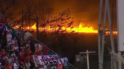 Fuego a metros de la cancha: el insólito momento que vivieron River y Aldosivi en Salta