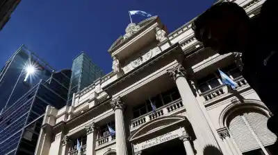 El BCRA compra dólares a toda velocidad mientras la divisa sigue en caída libre