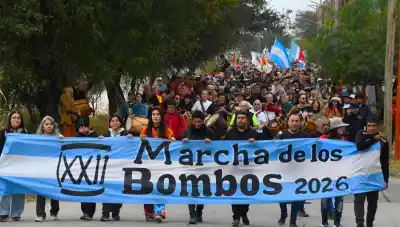 Miles de bombos retumban en Santiago: la tradición que paraliza la Madre de Ciudades