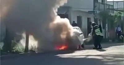 Un auto se incendió en pleno centro de Rosario de Lerma y el viento Zonda casi provoca una tragedia