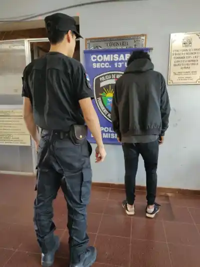 Escuchó un grito de auxilio, se identificó como policía y el delincuente lo atacó con un cuchillo