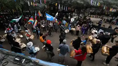 Con el bombo legüero como protagonista: así se vivió la emotiva entonación del Himno en el Patio del Indio Froilán