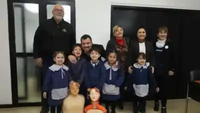 Manos que salvan vidas: Alumnos de la Escuela Normal le enseñaron RCP al intendente Serra