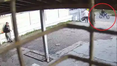 Cruzaba la avenida con su bicicleta y una moto sin carnet lo mató al instante