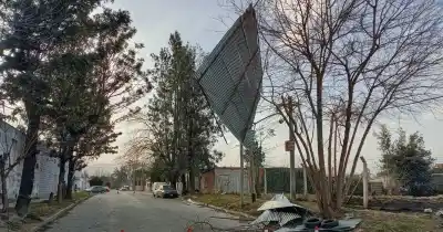 Ráfaga de viento Zonda arrancó un techo en barrio El Tribuno y la alerta sigue en Salta