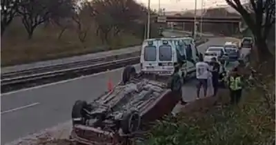 Un vehículo volcó en la ruta 9 y dos personas resultaron heridas
