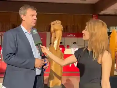 El secreto del stand rojo de la Bienal: lo que los turistas se llevan y nadie imagina