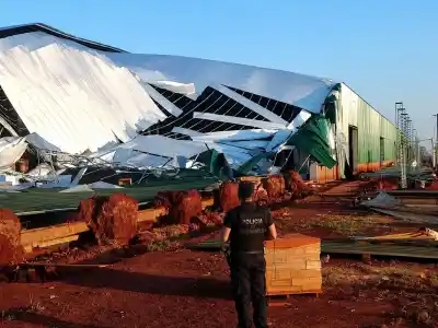 ¿Qué dejó el temporal en Misiones? Incendio, torre caída y un tinglado que se derrumbó