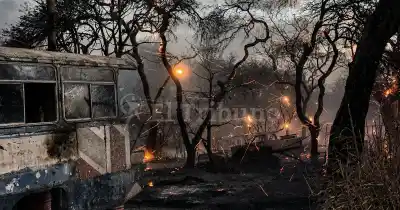 Fuego y viento Zonda arrasan en Salta: tres focos amenazan viviendas y ya hay descompensados