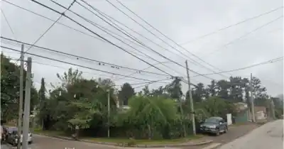 Iba caminando y un cable suelto le destrozó el rostro: el impactante momento en Jujuy