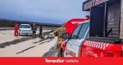 A 135 kilómetros de Puerto Deseado: el insólito operativo para rescatar una camioneta atascada en el barro