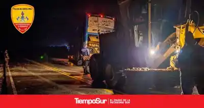 Una noche de barro: bomberos de Puerto Deseado rescataron a varios vehículos atascados