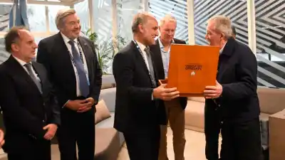 En pleno partido de Los Pumas: el gobernador Elías Suárez sorprendió con un gesto al embajador británico