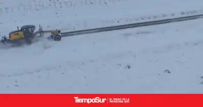 Nieve implacable en la Ruta 40: los héroes anónimos que combaten el temporal