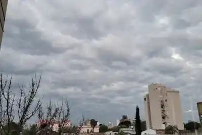 ¿Paraguas o abrigo? Así estará el domingo en la capital correntina