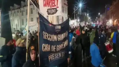 Policías de Santa Cruz desafían a Vidal: rechazan el aumento y mantienen el acampe