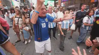 Emoción en Times Square: el hincha de 88 años que viajó para ver “el último Mundial de mi vida”