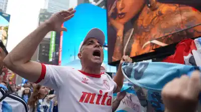 Emoción y lluvia en Times Square: los hinchas argentinos que ya hicieron historia antes de la final