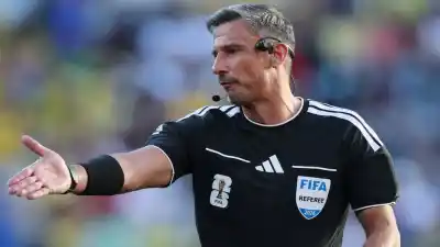 La historia secreta del árbitro de la final del Mundial: estuvo detenido y hoy dirige el partido más importante