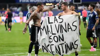 Una bandera que cambió los planes: la Selección metió a Malvinas en el medio del viaje de Milei a Londres