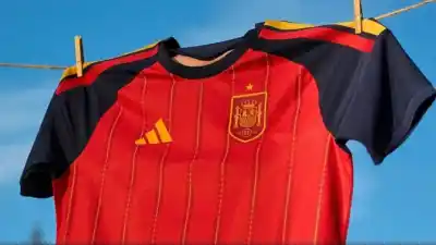 La nueva camiseta de España que rinde homenaje a la literatura y se volvió viral