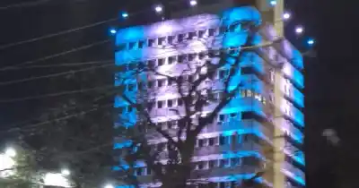 Edificio de Tribunales se iluminó de celeste y blanco mientras miles de jujeños seguían sin luz