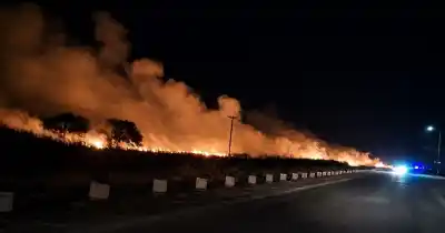 El fuego arrasó todo a su paso y obligó a evacuar familias enteras en Rosario de Lerma