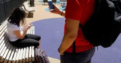 Celu en mano: en San Juan, los chicos de primaria tienen menos teléfonos propios que el promedio del país