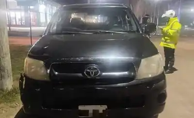 Intentaba subirse a su auto y una camioneta la embistió en plena calle