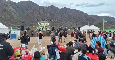 El fuego que desafió al frío: el Festival del Chivo reunió a miles en Valle Fértil