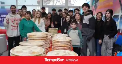 Estudiantes de Río Gallegos hornearon 150 pizzas para pagar su viaje de egresados