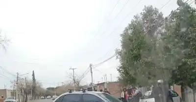 Un conductor ingresaba a su casa cuando chocó contra una moto en Capital