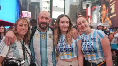 De la soledad de un hospital a Times Square: la historia de Celeste, que vivió Qatar en aislamiento y hoy cumple su sueño en el Mundial 2026
