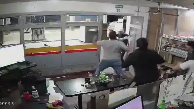 Rompió el vidrio de una estación de servicio y lo que pasó después desató el caos en Los Altos