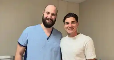 El médico sanjuanino que operó al papá de Julián Álvarez y se tomó una foto con la estrella del fútbol