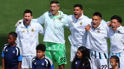 La escena que paralizó el estadio: jugadores e hinchas argentinos unidos en un himno inolvidable