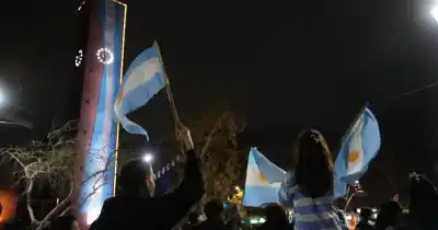 A pesar de la derrota, San Juan le cantó a la Selección: una plaza teñida de celeste y blanco