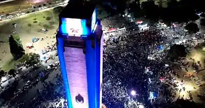 El Monumento se tiñó de celeste y blanco: ni la derrota apagó el orgullo rosarino