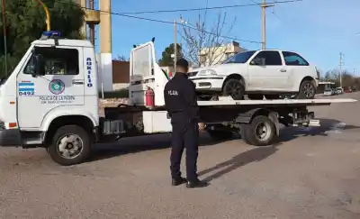 Dos sospechosos chocaron y escaparon a pie: lo que encontraron adentro los dejó detenidos