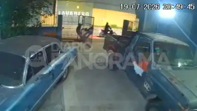 Forcejeo en plena calle: las cámaras captaron el momento en que dos motochorros intentaron robarle a una mujer